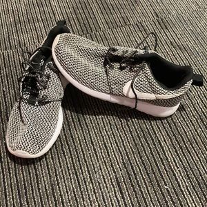 Youth Nike roshe size 4y